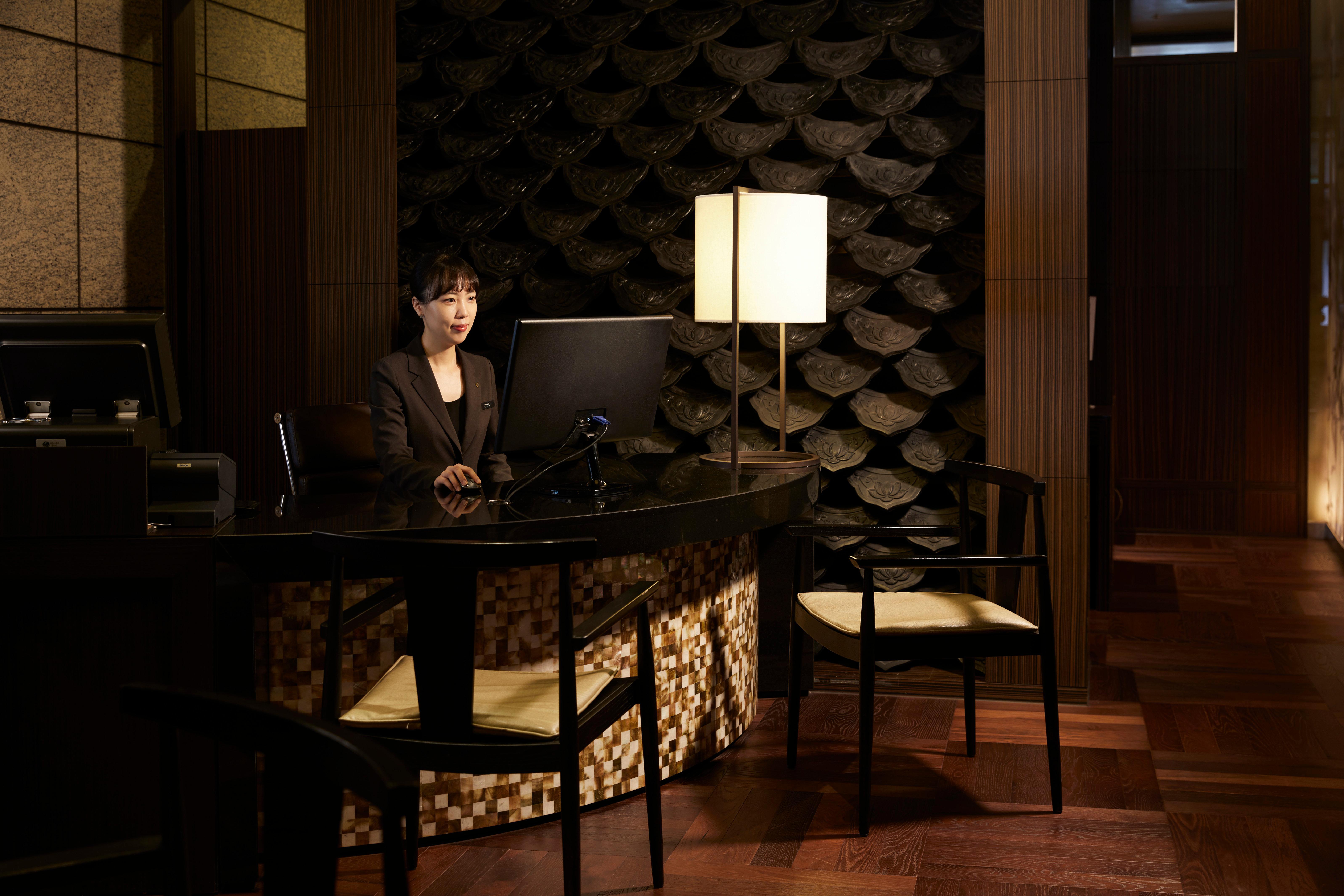 Intercontinental Seoul Coex, An Ihg Hotel Exteriör bild A hotel concierge
