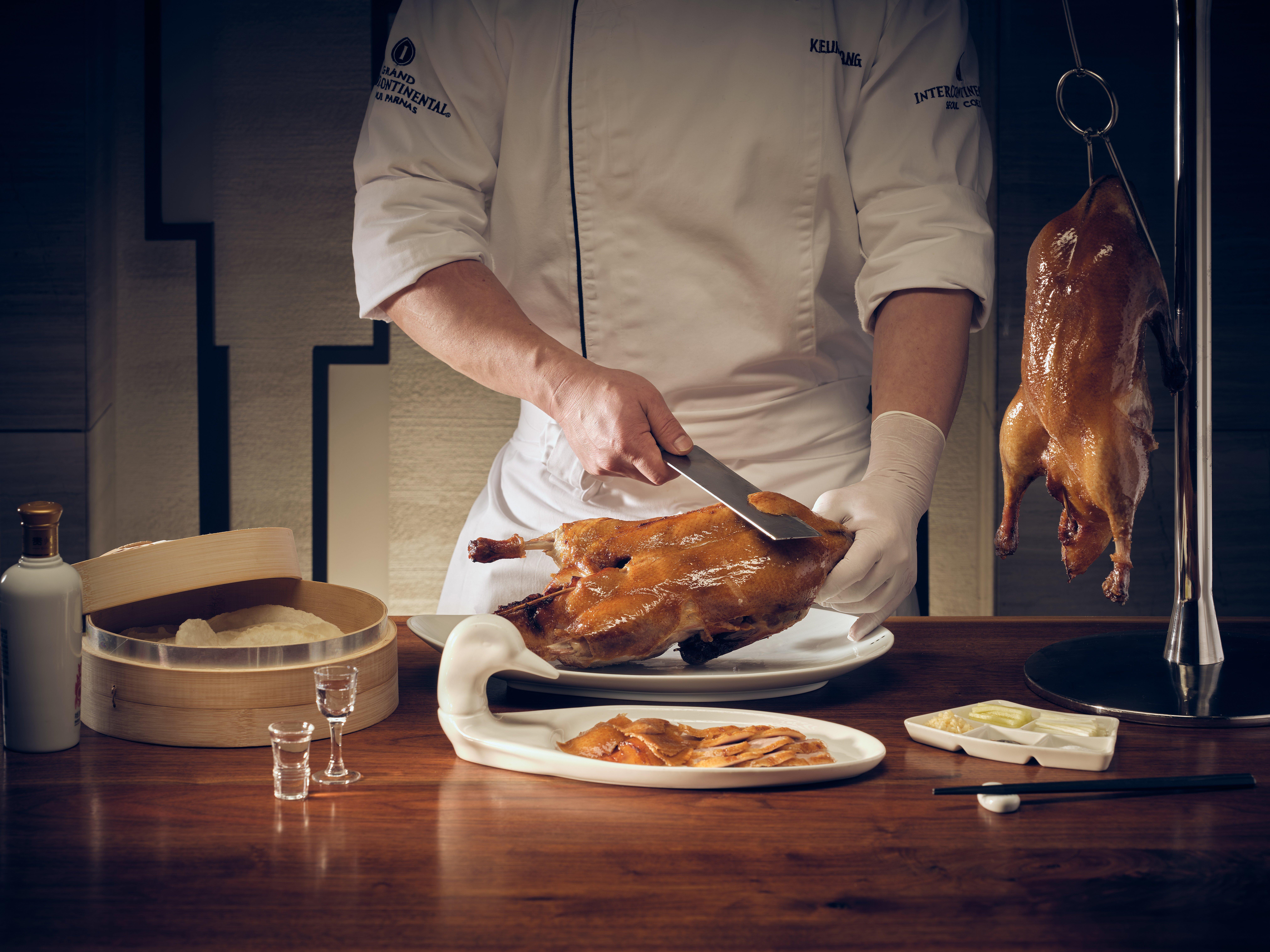 Intercontinental Seoul Coex, An Ihg Hotel Exteriör bild Chef preparing Peking duck