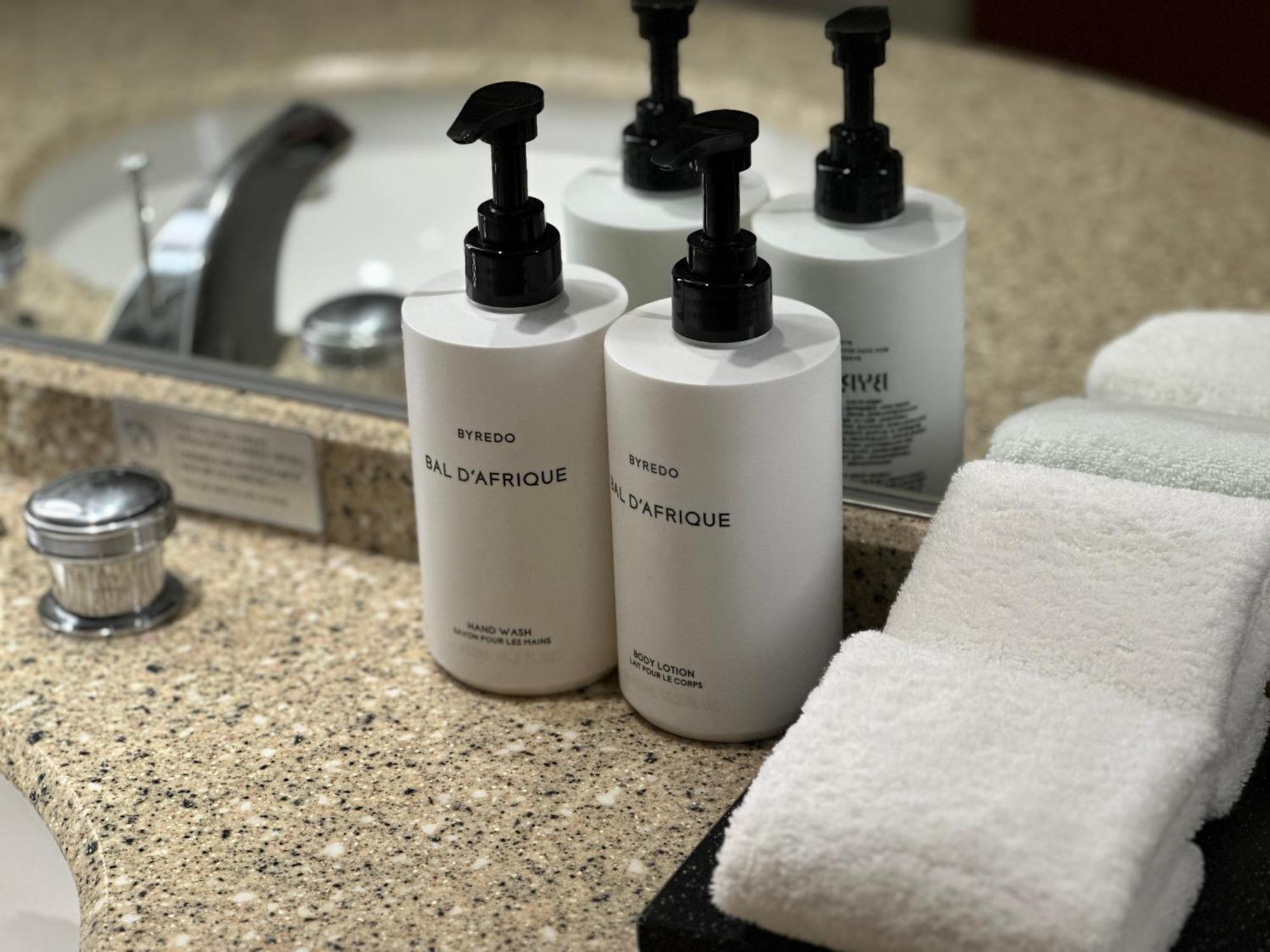 Intercontinental Seoul Coex, An Ihg Hotel Exteriör bild Soap and shampoo dispensers in a hotel bathroom